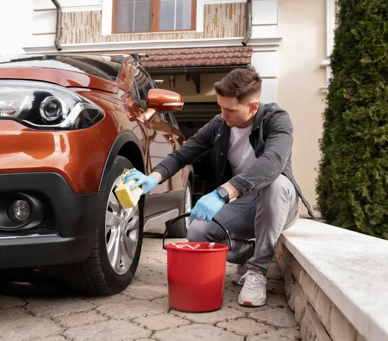 Lavage auto à domicile Saint-Dier-d'Auvergne : professionnel intervenant sur un véhicule